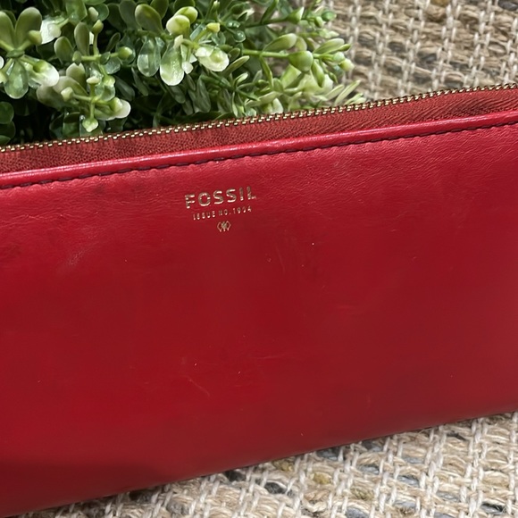 Fossil Zip Around Wallet Red Leather - Picture 3 of 12